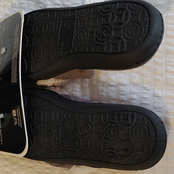 🍁NWT WOMEN'S ISOTONER FAUX SUEDE/SHERPA SLIPPERS - Picture 4 of 5